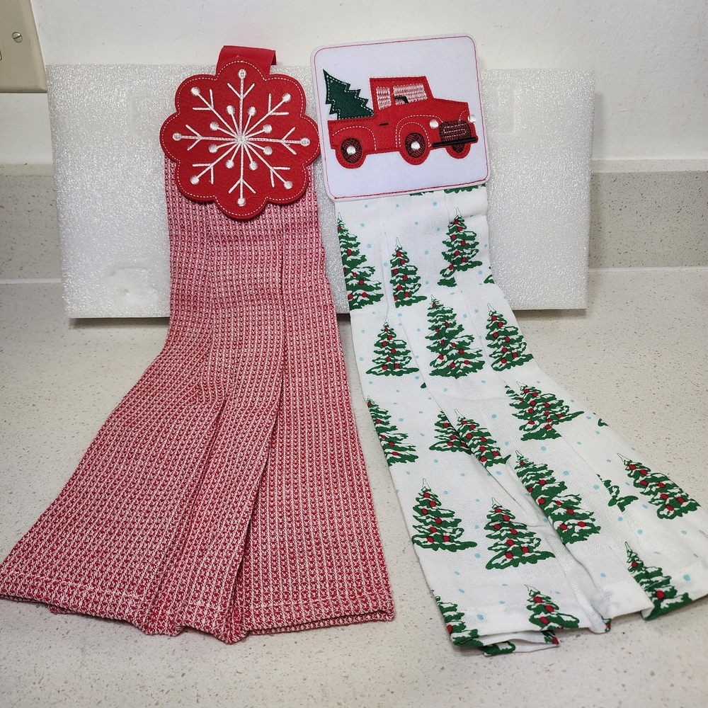 Kitchen Towels Festive Red and White Holiday Set Of 2  New